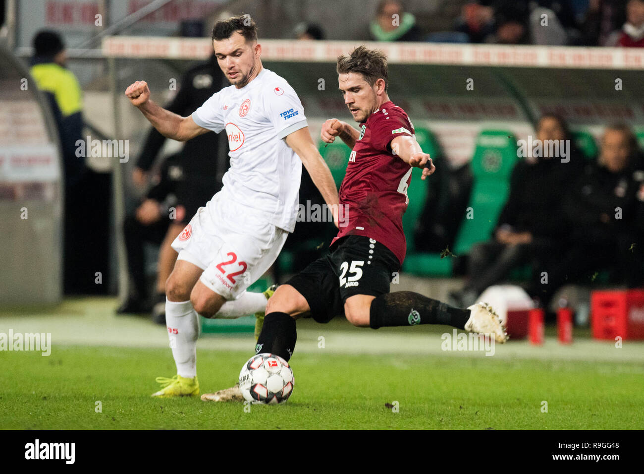 Hanover, Deutschland. 22nd Dec, 2018. Kevin STOEGER (left, club/D) versus Oliver SORG (H), action, duels, football 1st Bundesliga, 17th matchday, Hanover 96 (H) - Fortuna Dusseldorf (D) 0: 1, 22.12. 2018 in Hannover/Germany. ¬ | usage worldwide Credit: dpa/Alamy Live News Stock Photo
