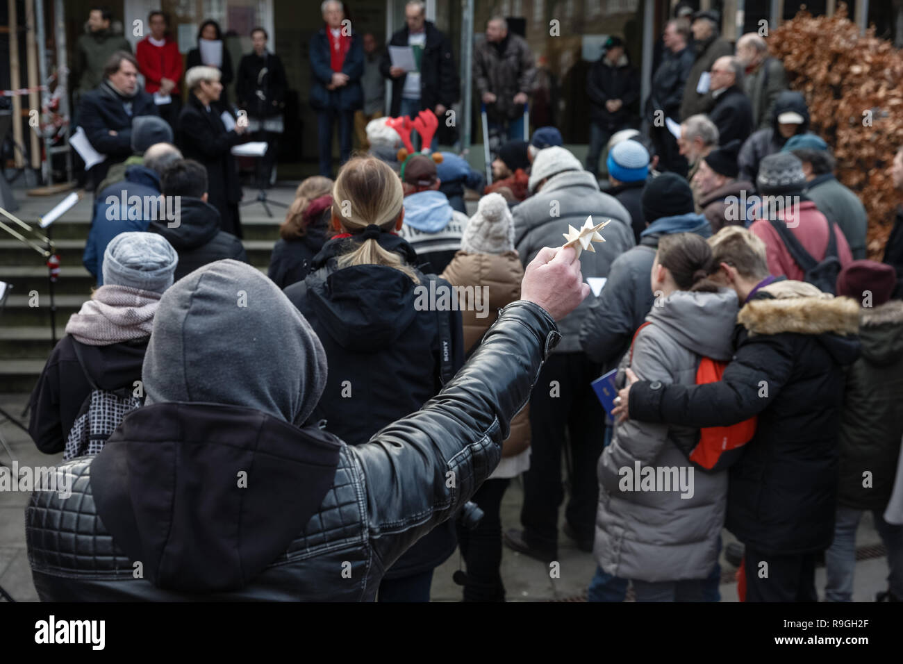 Hamburg, Germany. 24th Dec, 2018. Kirsten Fehrs, bishop of the Evangelische Nordkirche, sings Christmas songs for the homeless in front of the Day Care Center (TAS). Credit: Markus Scholz/dpa/Alamy Live News Stock Photo