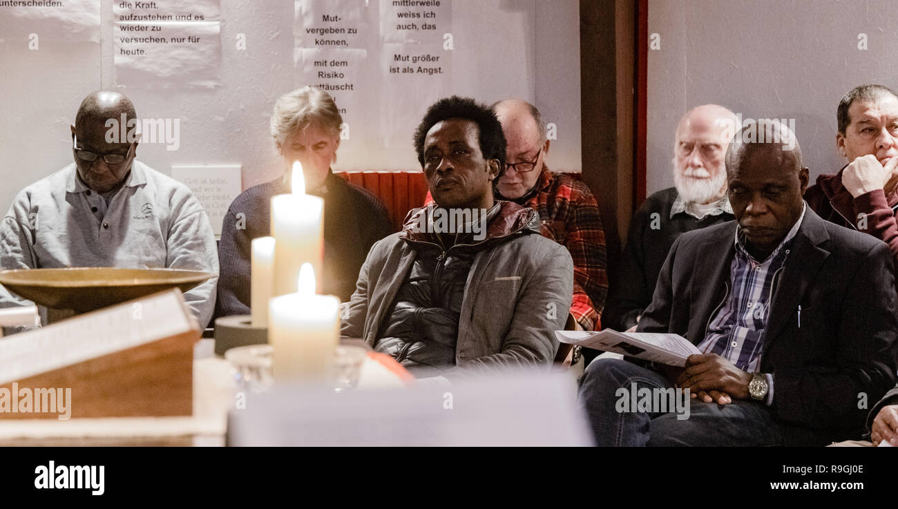 Hamburg, Germany. 24th Dec, 2018. Sailor Emanuel Annan from Ghana (M) takes part in the Christmas service of the Seemannsmission Hamburg with sailors from all over the world. Credit: Markus Scholz/dpa/Alamy Live News Stock Photo