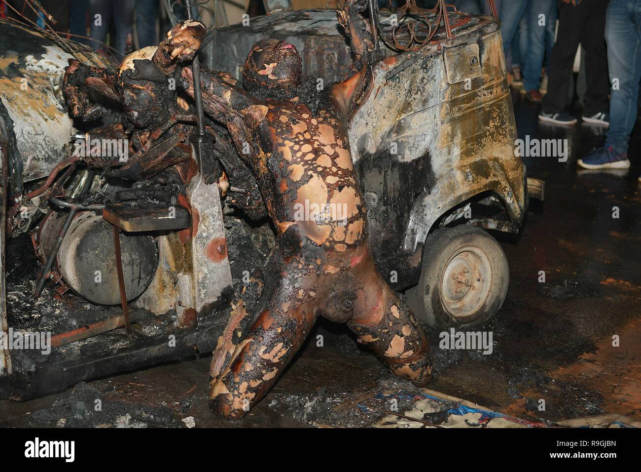 Agartala, Tripura, India. 22nd Dec, 2018. (EDITOR'S NOTE: IMAGE DEPICTS DEATH).After math of the crash seen with burnt bodies hanging out of the vehicle.Tragic road mishap at Amtali, 3 charred to death, 4 injured when two vehicles crushed face on resulting into a fire. Credit: Abhisek Saha/SOPA Images/ZUMA Wire/Alamy Live News Stock Photo
