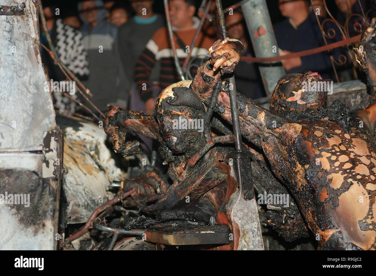 Agartala, Tripura, India. 22nd Dec, 2018. (EDITOR'S NOTE: IMAGE DEPICTS DEATH).Burnt bodies seen at the scene of the accident.Tragic road mishap at Amtali, 3 charred to death, 4 injured when two vehicles crushed face on resulting into a fire. Credit: Abhisek Saha/SOPA Images/ZUMA Wire/Alamy Live News Stock Photo