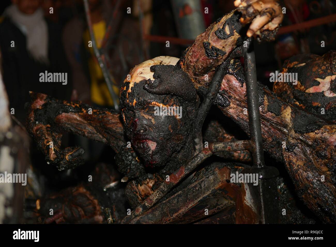 Agartala, Tripura, India. 22nd Dec, 2018. (EDITOR'S NOTE: IMAGE DEPICTS DEATH).Burnt bodies seen at the scene of the accident.Tragic road mishap at Amtali, 3 charred to death, 4 injured when two vehicles crushed face on resulting into a fire. Credit: Abhisek Saha/SOPA Images/ZUMA Wire/Alamy Live News Stock Photo