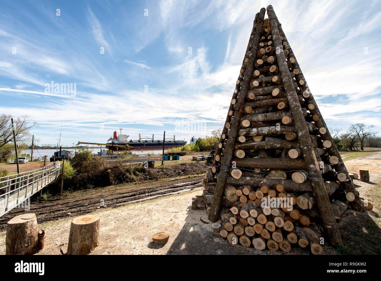 St. James Parish, Louisiana, USA. 21st Dec, 2018. On the earthen levees along the Mississippi River's Great River Road between New Orleans and Baton Rouge, 15-foot-high log structures are constructed each December by the residents of Gramercy, Lutcher and Paulina. These bonfire structures are ceremoniously set ablaze on Christmas Eve to help guide the route of ''Papa Noel, '' as Santa Claus is known among the Cajun population. Credit: Brian Cahn/ZUMA Wire/Alamy Live News Stock Photo