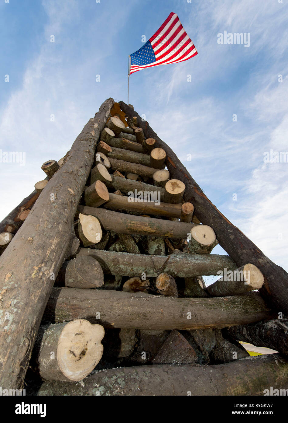 St. James Parish, Louisiana, USA. 21st Dec, 2018. On the earthen levees along the Great River Road between New Orleans and Baton Rouge, 15-foot-high log structures are constructed each December by the residents of Gramercy, Lutcher and Paulina. These bonfire structures are ceremoniously set ablaze on Christmas Eve to help guide the route of ''Papa Noel, '' as Santa Claus is known among the Cajun population. Credit: Brian Cahn/ZUMA Wire/Alamy Live News Stock Photo