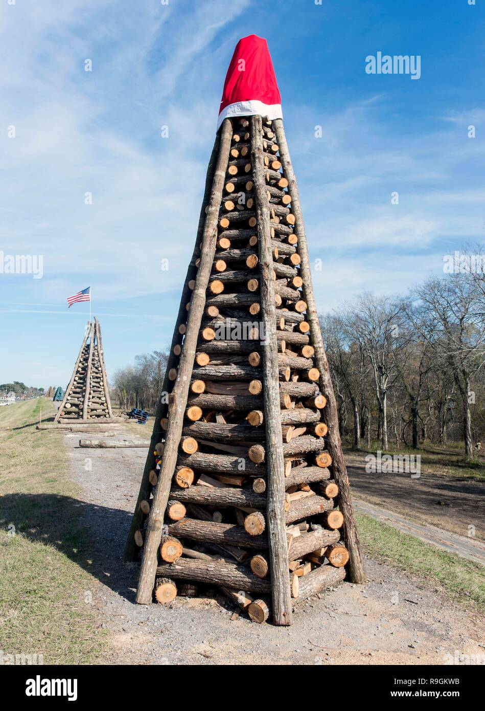St. James Parish, Louisiana, USA. 21st Dec, 2018. On the earthen levees along the Mississippi River's Great River Road between New Orleans and Baton Rouge, 15-foot-high log structures are constructed each December by the residents of Gramercy, Lutcher and Paulina. These bonfire structures are ceremoniously set ablaze on Christmas Eve to help guide the route of ''Papa Noel, '' as Santa Claus is known among the Cajun population. Credit: Brian Cahn/ZUMA Wire/Alamy Live News Stock Photo
