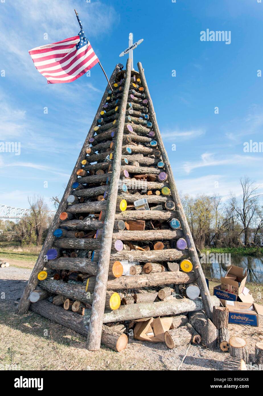 St. James Parish, Louisiana, USA. 22nd Dec, 2018. On the earthen levees along the Mississippi River's Great River Road between New Orleans and Baton Rouge, 15-foot-high log structures are constructed each December by the residents of Gramercy, Lutcher and Paulina. These bonfire structures are ceremoniously set ablaze on Christmas Eve to help guide the route of ''Papa Noel, '' as Santa Claus is known among the Cajun population. Credit: Brian Cahn/ZUMA Wire/Alamy Live News Stock Photo