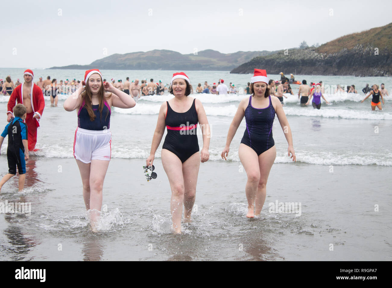 Tragumna, West Cork, Ireland, December 25th 2018. A mild Christmas morning greeted the annual crowds for the traditional swim on Tragumna beach. Credit: aphperspective/Alamy Live News Stock Photo