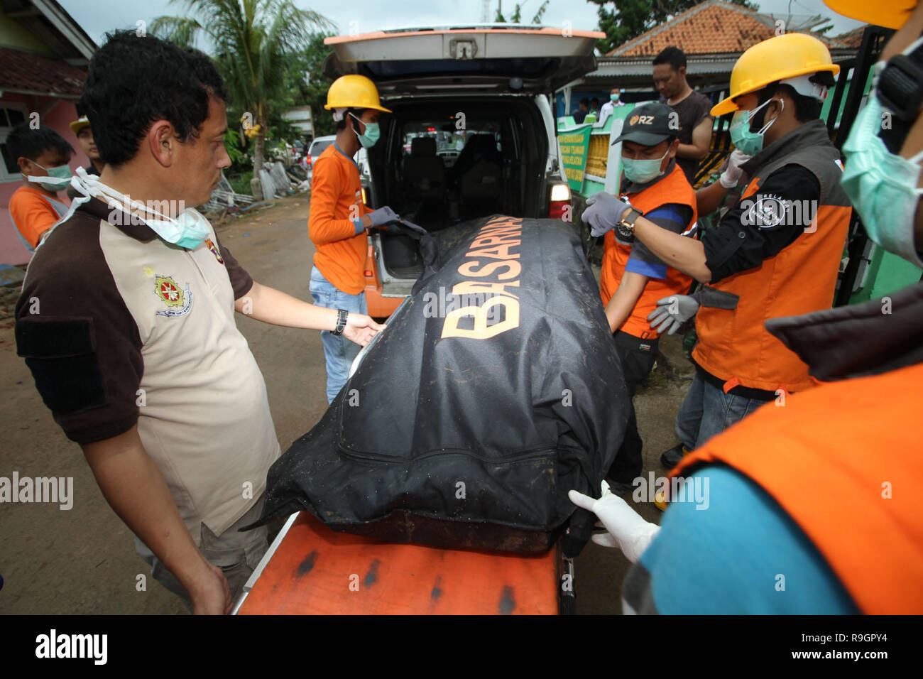 South Lampung, Lampung, Indonesia. 25th Dec, 2018. LAMPUNG, INDONESIA - DECEMBER 25 : Rescue team bring tsunami victim body after the tsunami hit at South Lampung on Decemebr 25, 2018 in Pandegralang regency, Banten Province, Indonesia.A tsunami struck Indonesia's Sunda Strait, the expanse between the islands of Java and Sumatra, on the night of December 22, local time. Credit: ZUMA Press, Inc./Alamy Live News Stock Photo