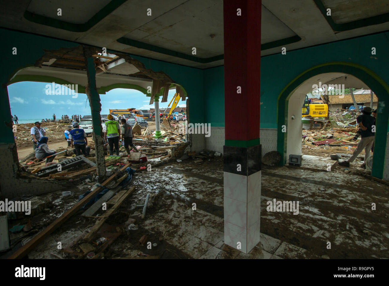 South Lampung, Lampung, Indonesia. 25th Dec, 2018. LAMPUNG, INDONESIA - DECEMBER 25 : People searching something at his house after the tsunami hit at South Lampung on Decemebr 25, 2018 in Pandegralang regency, Banten Province, Indonesia.A tsunami struck Indonesia's Sunda Strait, the expanse between the islands of Java and Sumatra, on the night of December 22, local time. Credit: ZUMA Press, Inc./Alamy Live News Stock Photo