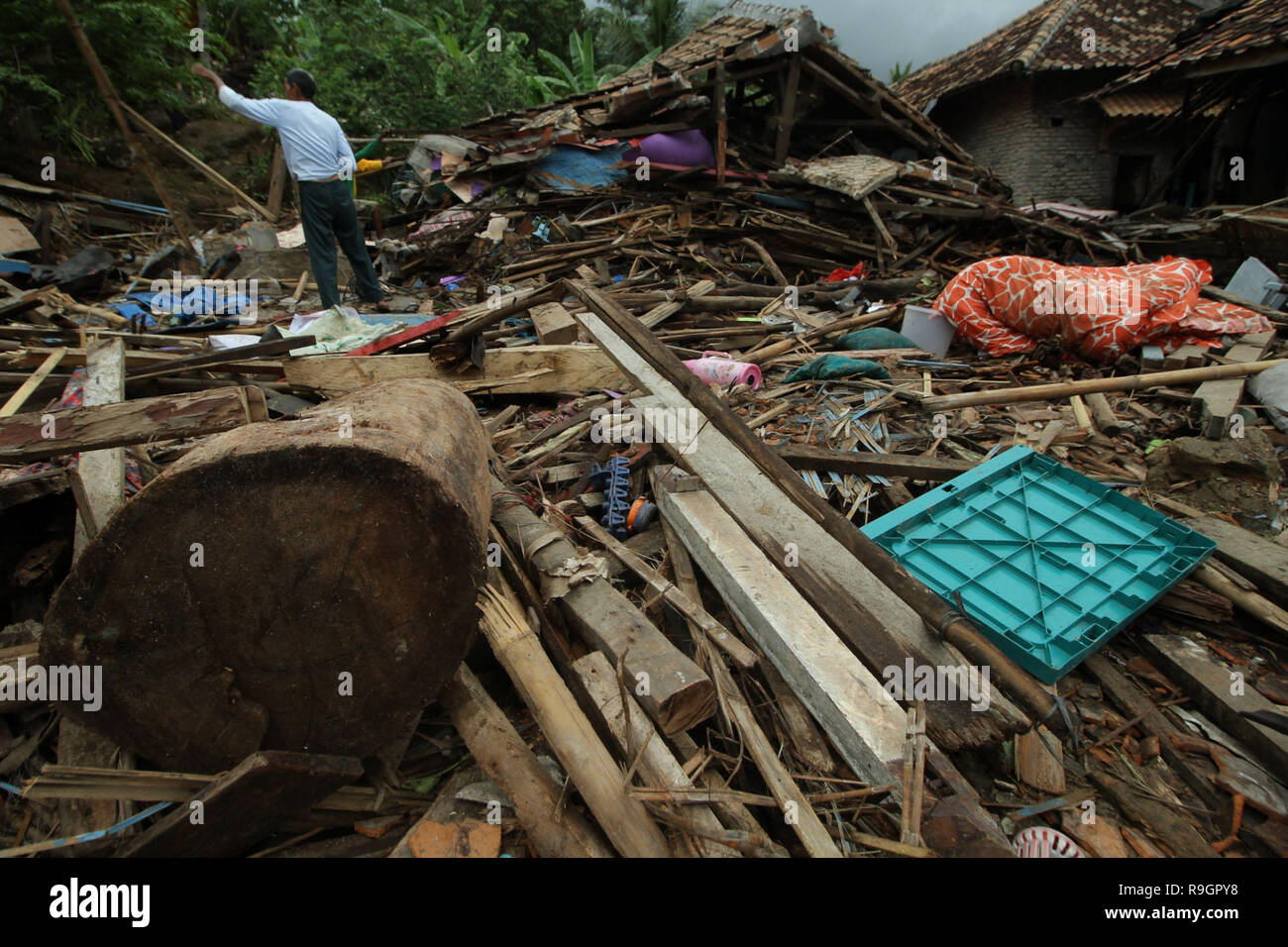 South Lampung, Lampung, Indonesia. 25th Dec, 2018. LAMPUNG, INDONESIA - DECEMBER 25 : People searching something at his house after the tsunami hit at South Lampung on Decemebr 25, 2018 in Pandegralang regency, Banten Province, Indonesia.A tsunami struck Indonesia's Sunda Strait, the expanse between the islands of Java and Sumatra, on the night of December 22, local time. Credit: ZUMA Press, Inc./Alamy Live News Stock Photo