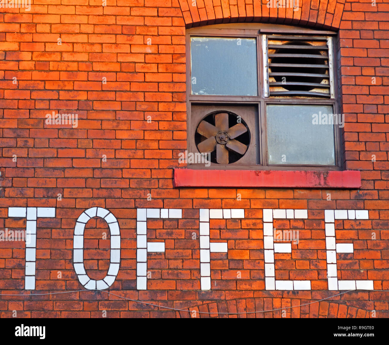 Toffee in Brick, William Santus & Co Ltd, Uncle Joes Mint Balls sweets, Dorning St, Wigan, Greater Manchester, North West England, UK, WN1 1HE Stock Photo