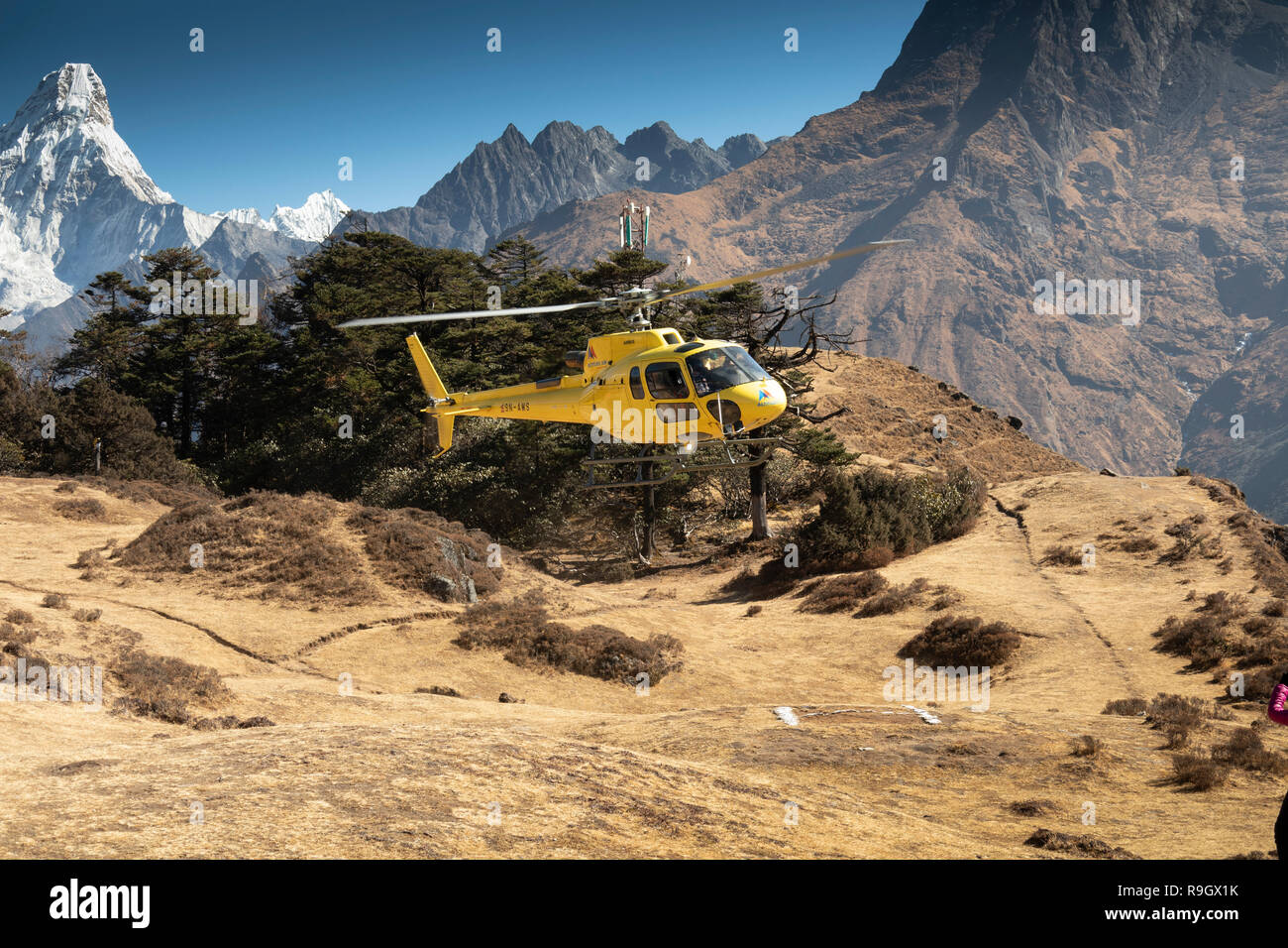 Nepal, Everest Base Camp Trek, Everest View Hotel, Altitude Air medivac helicopter landing on helipad Stock Photo