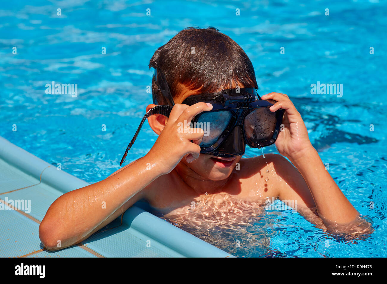 Потеют очки в бассейне. Мальчик в маске для плавания. Парень в маске для плавания. Мальчик плавает в маске. Очки запотевают в бассейне.