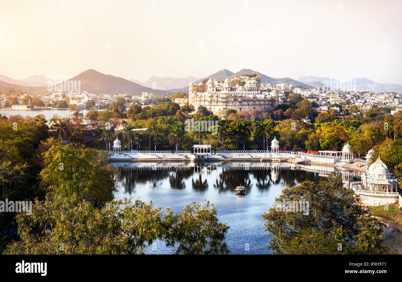 Lake Pichola with City Palace view in Udaipur, Rajasthan, India Stock Photo