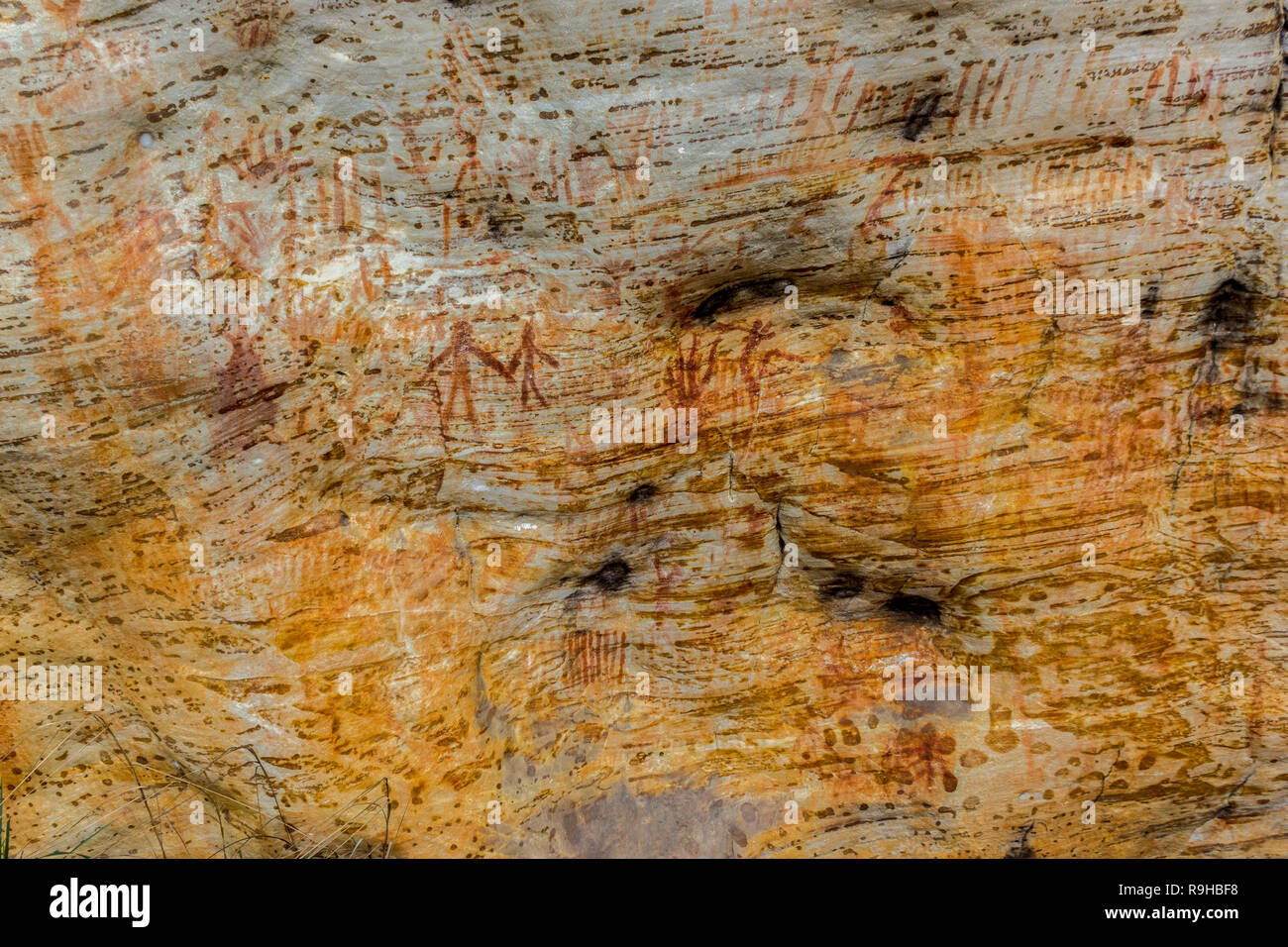 Ancient Aboriginal Art: hand prints, animal herds, spiral in a cave, grampians National park, australia Stock Photo