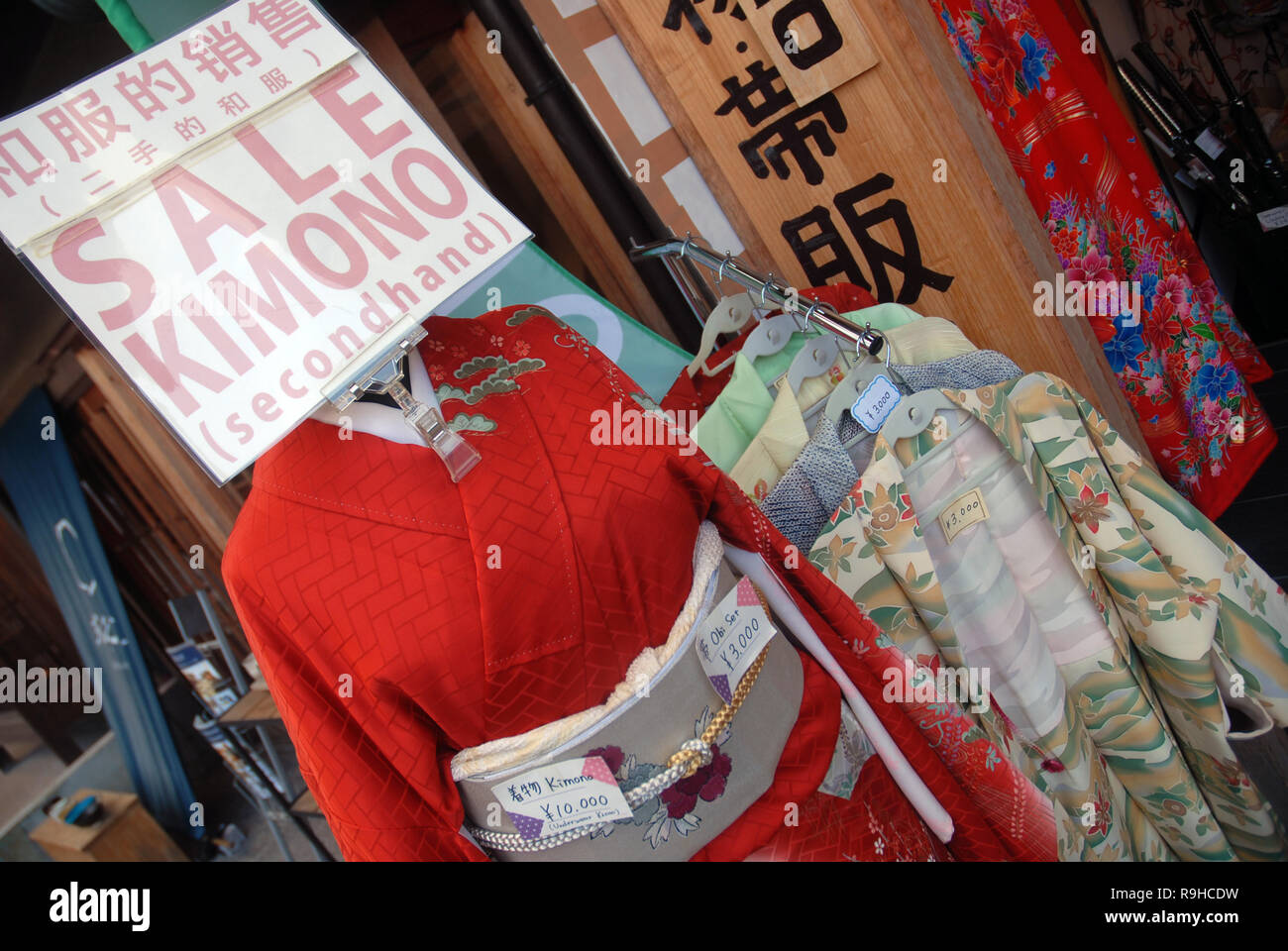 Kimono Nagoya — Here is a photoset of a modern men's yukata.