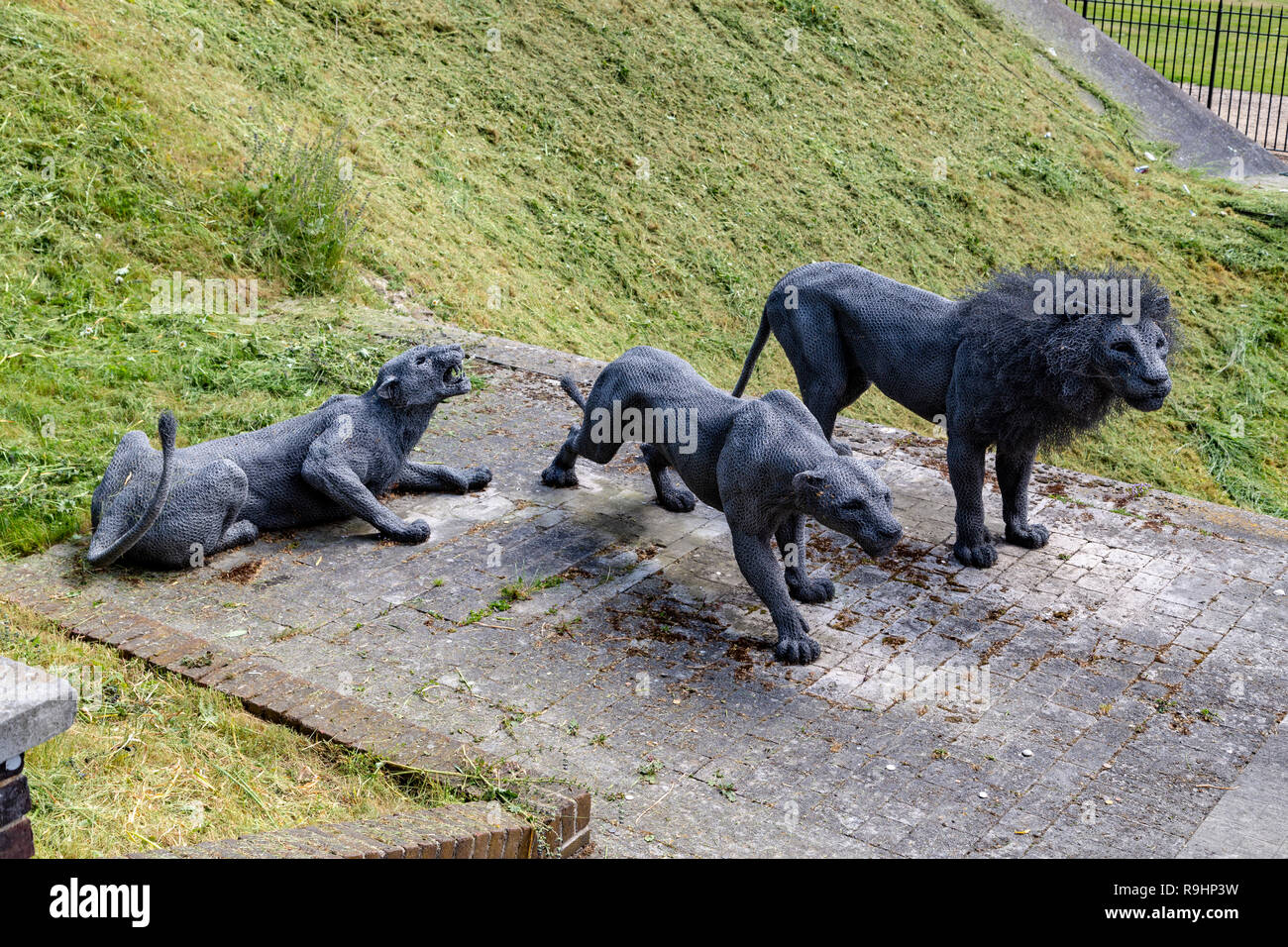 Mesh wire Tiger and Lion Sculptures at Tower of London, Tower Hill, London UK Stock Photo Alamy