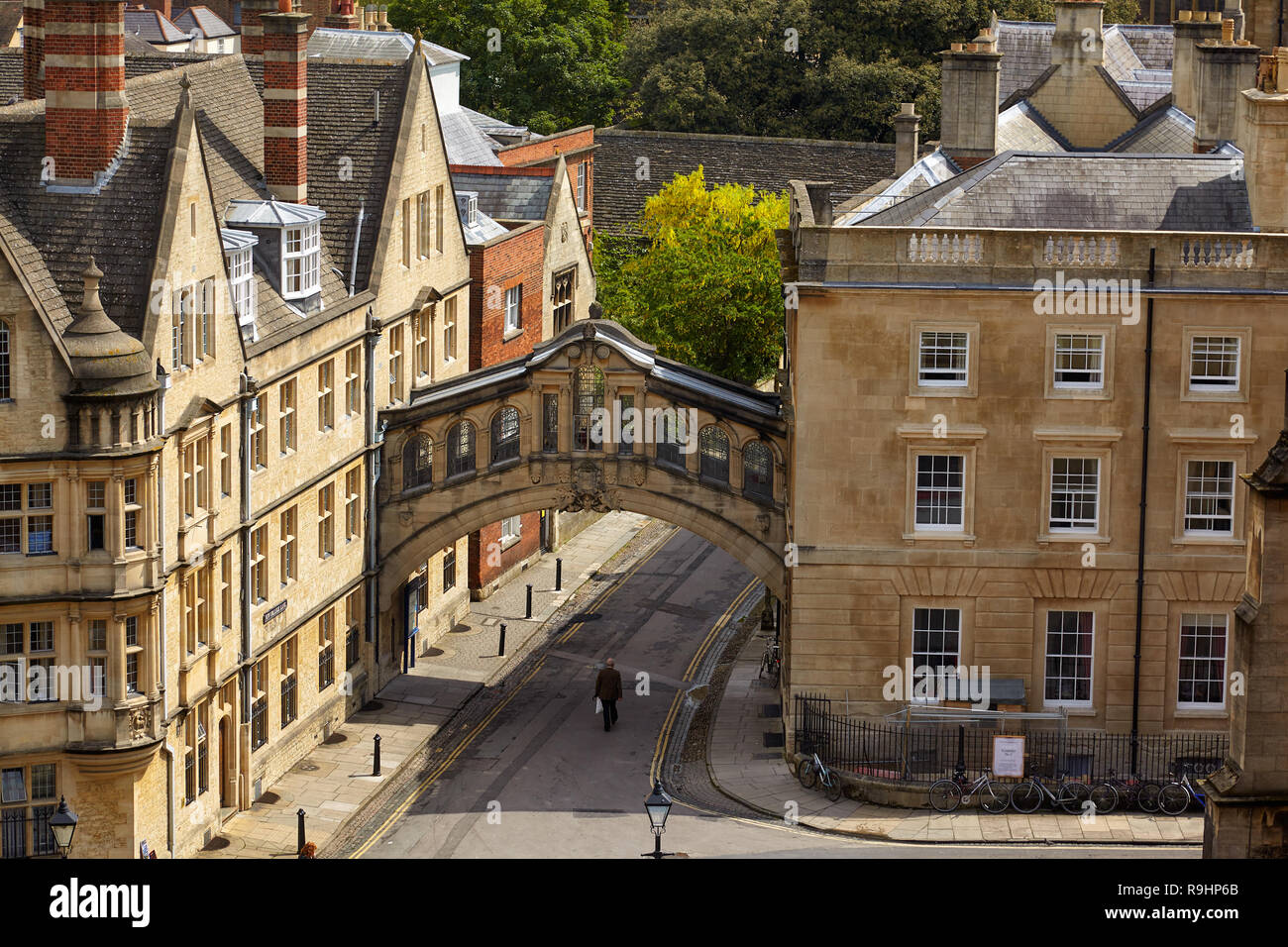 The Hertford bridge or the Bridge of Sighs  over the New college line as seen from the cupola of the Sheldonian Theatre. Oxford University. Oxford. En Stock Photo