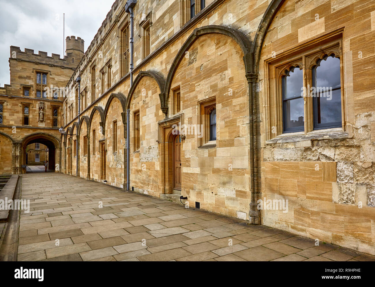The view along the wall of Tom Quad with the Bodley Tower. Christ Church. Oxford University. England Stock Photo