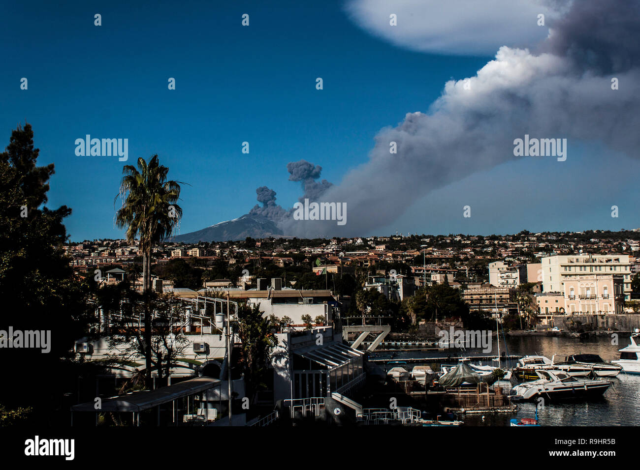 Etna Christmas Eruption Stock Photo Alamy