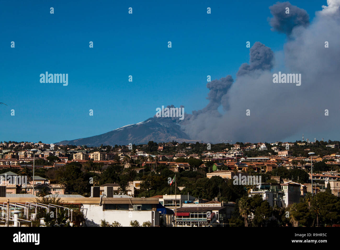 Etna Christmas Eruption Stock Photo Alamy