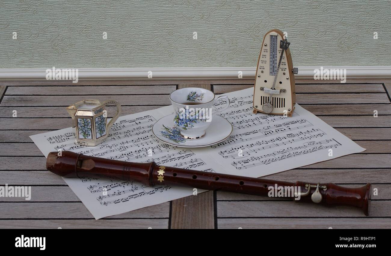 Music notes on paper hi-res stock photography and images - Alamy