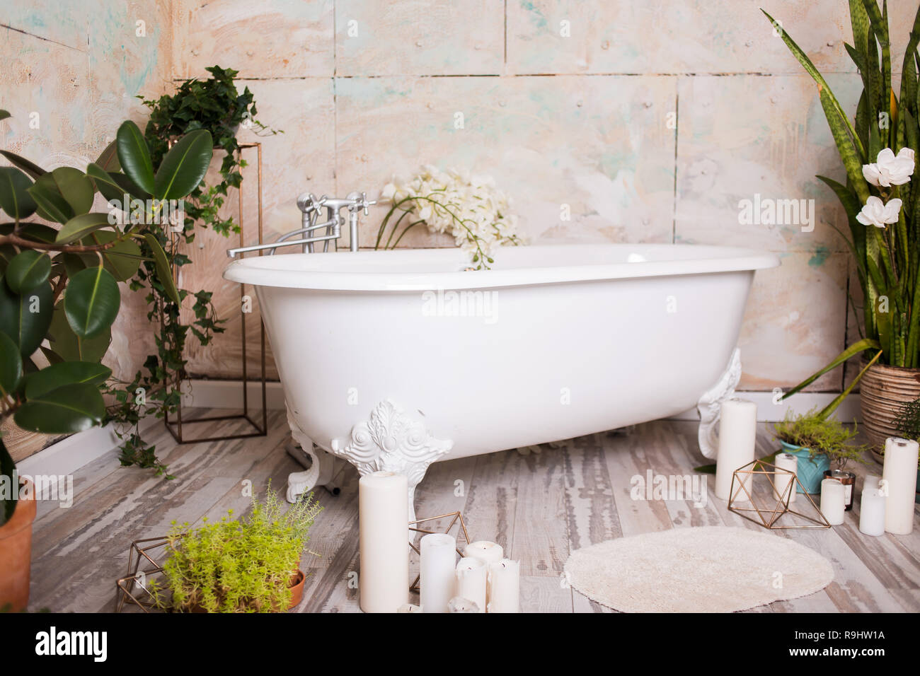 A bathroom with a claw foot tub and candles photo – Plants Image on Unsplash