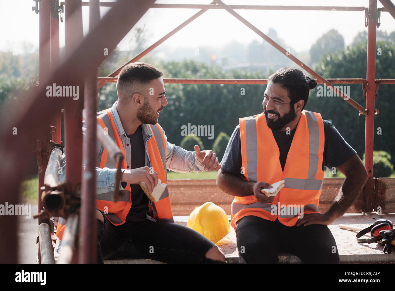 Construction workers eating lunch hires stock photography and images