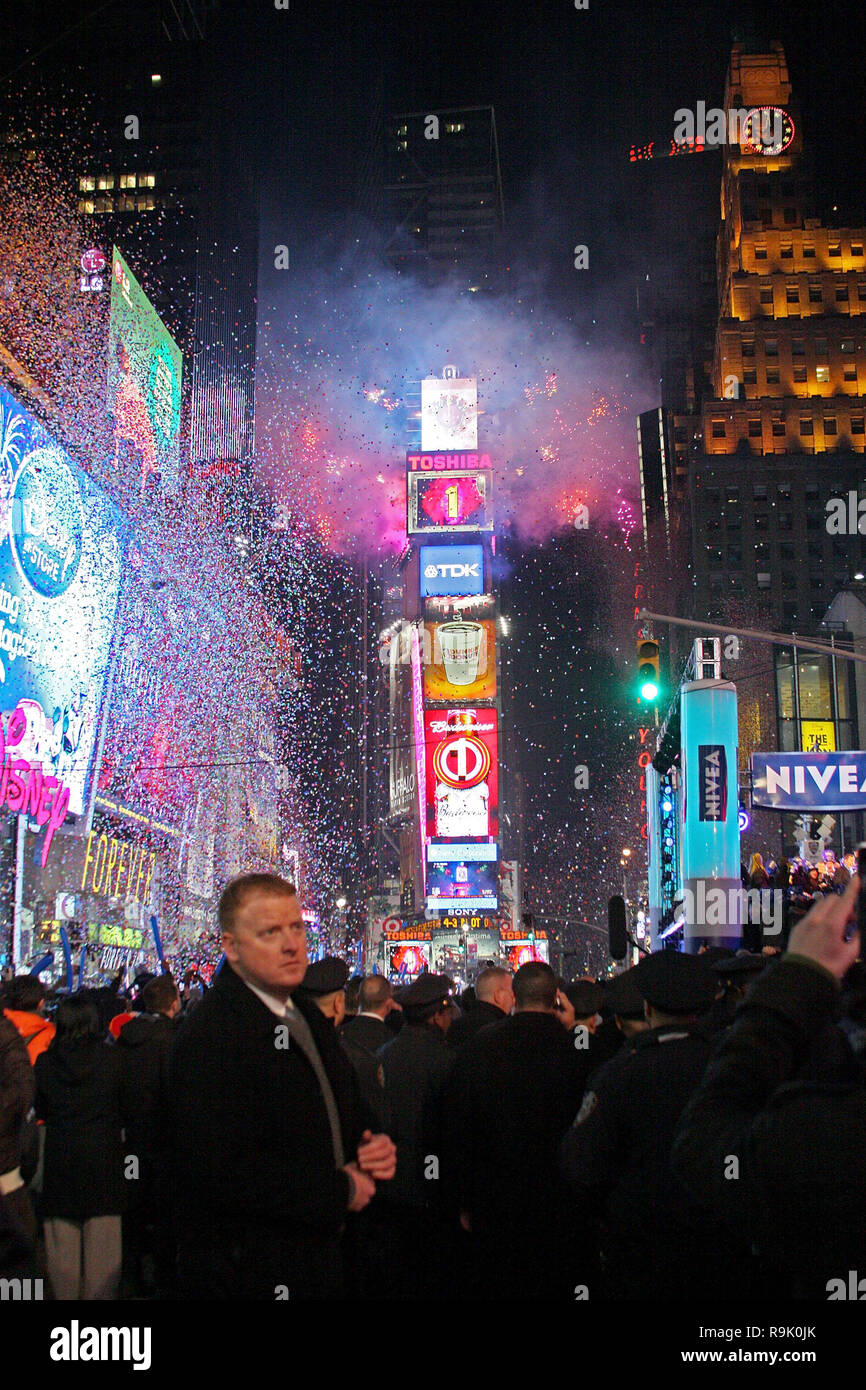 NEW YORK, NY - DECEMBER 31: The Countdown at New Year's Eve 2011 in Times  Square on December 31, 2010 in New York City. (Photo by Steve Mack/S.D.  Mack Pictures Stock Photo - Alamy
