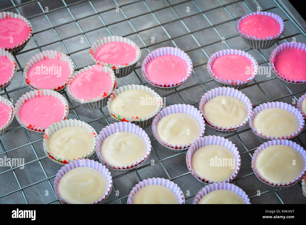 Raw fluffy rice flour cake for Steamed / White and pink flour cake