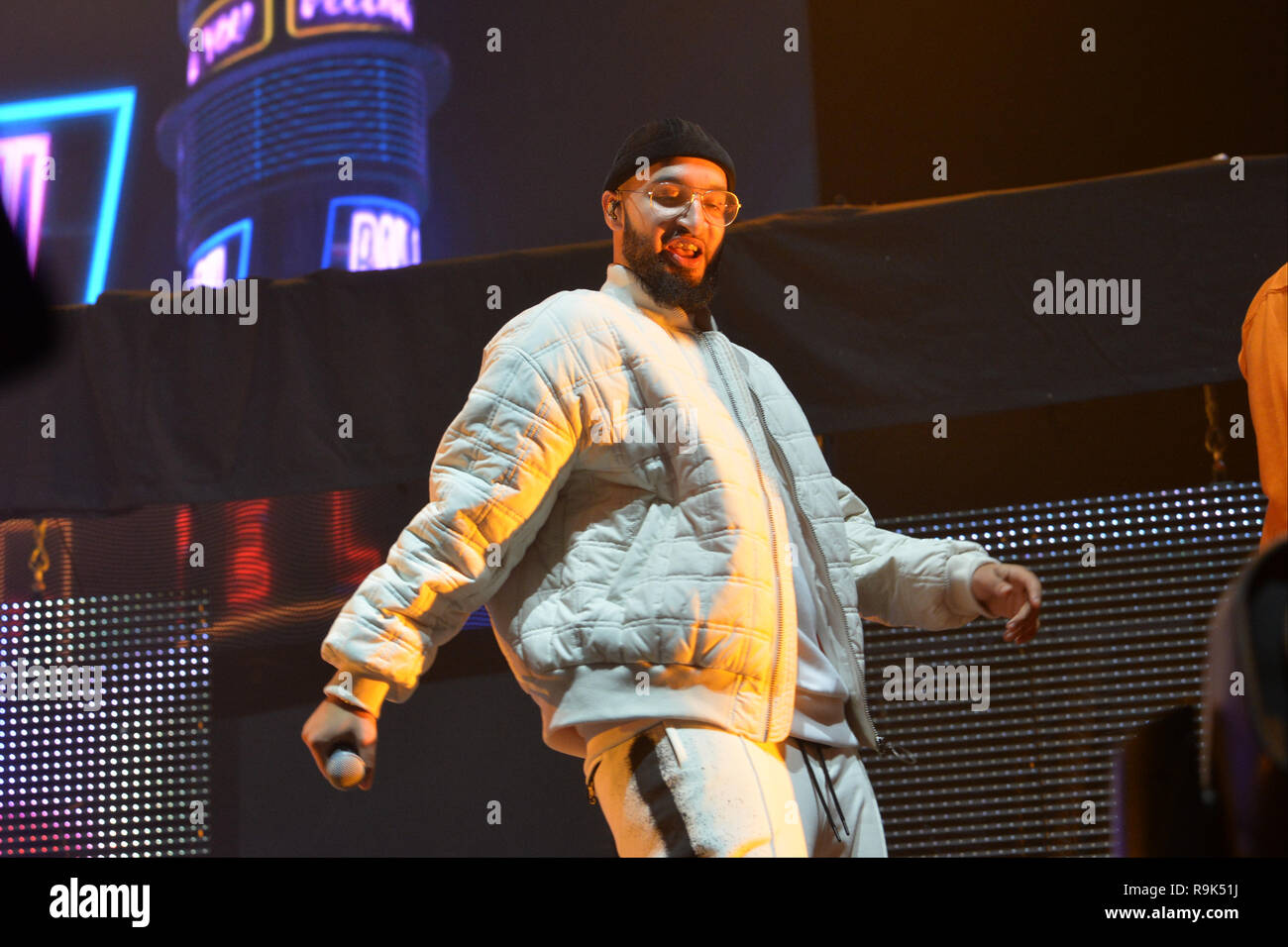 Rak su performing hi-res stock photography and images - Alamy