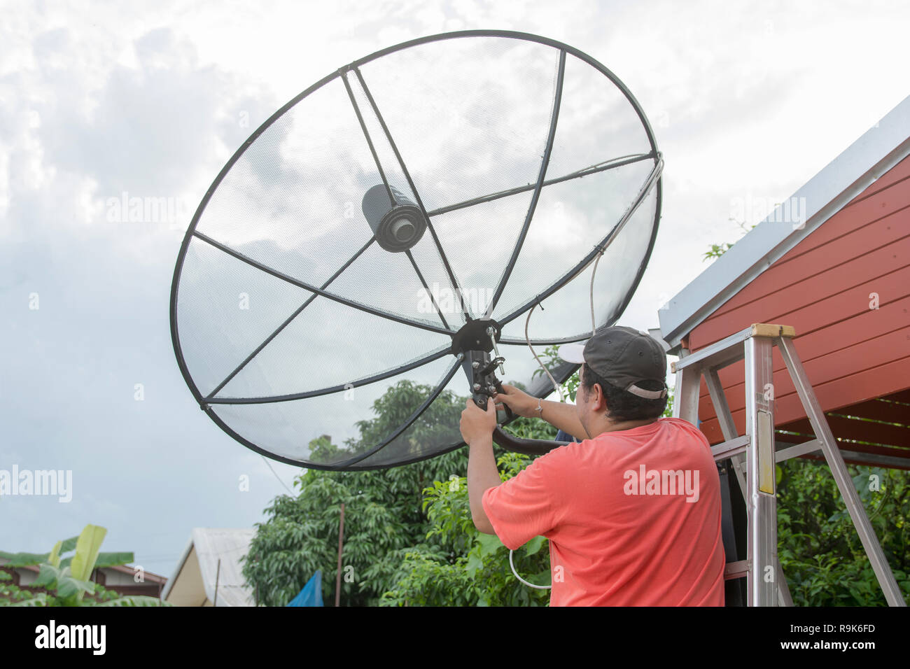 Satellite dish install hires stock photography and images Alamy