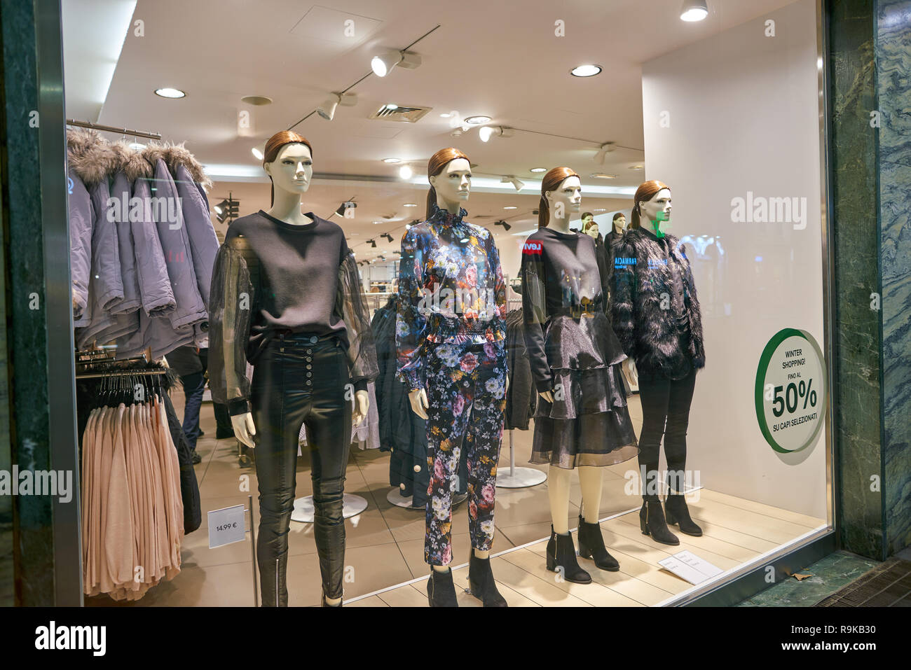 MILAN, ITALY - CIRCA NOVEMBER, 2017: shop window display of clothing at H&M  store in Milan, Italy Stock Photo - Alamy