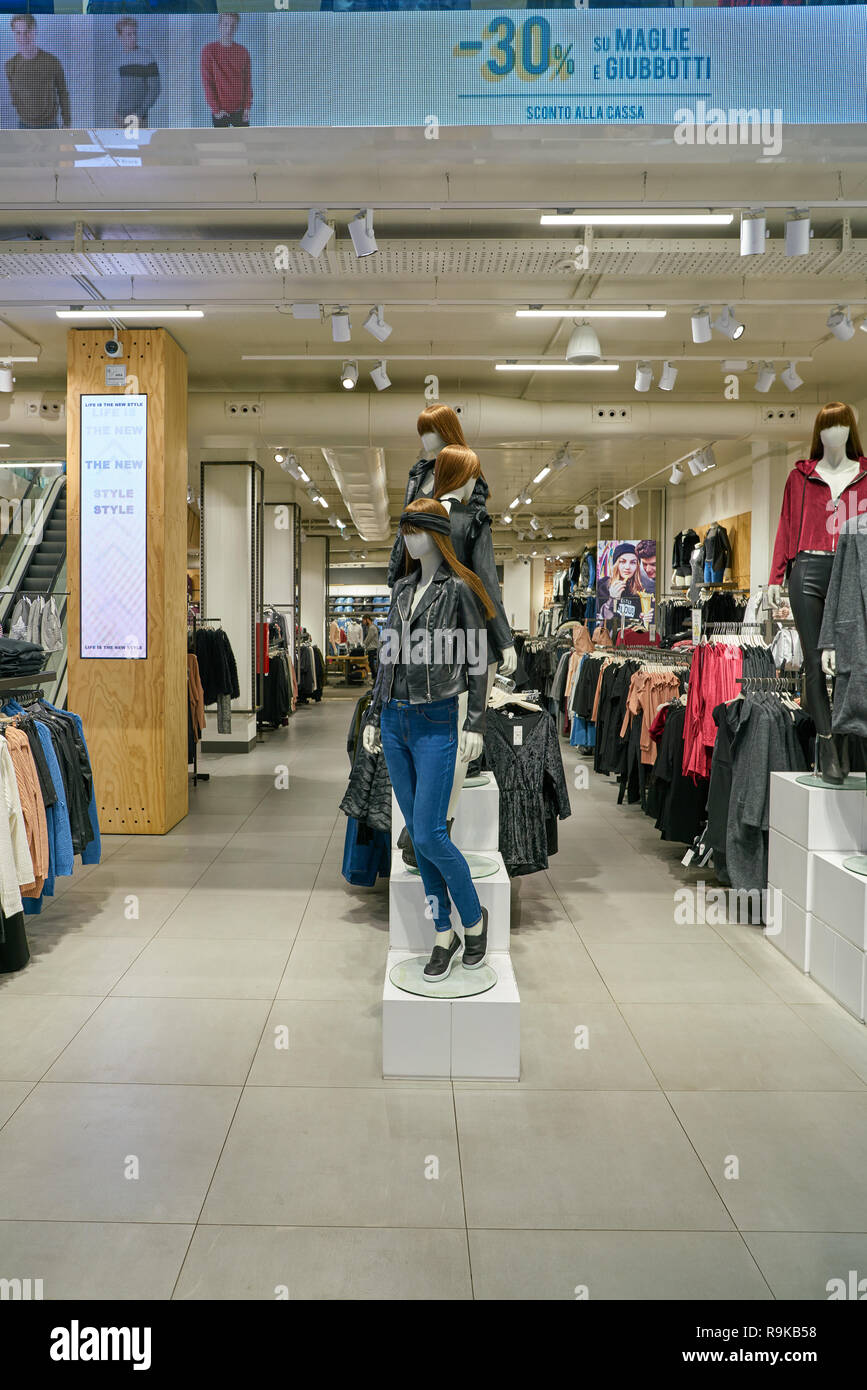 Clothing store in milano italy hi-res stock photography and images - Alamy