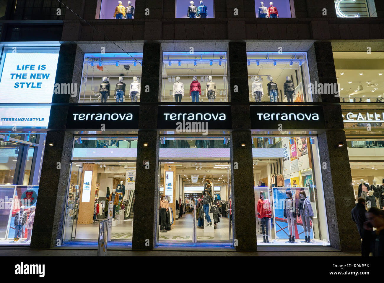 MILAN, ITALY - CIRCA NOVEMBER, 2017: shop windows display of clothing at a  Terranova store in Milan, Italy Stock Photo - Alamy