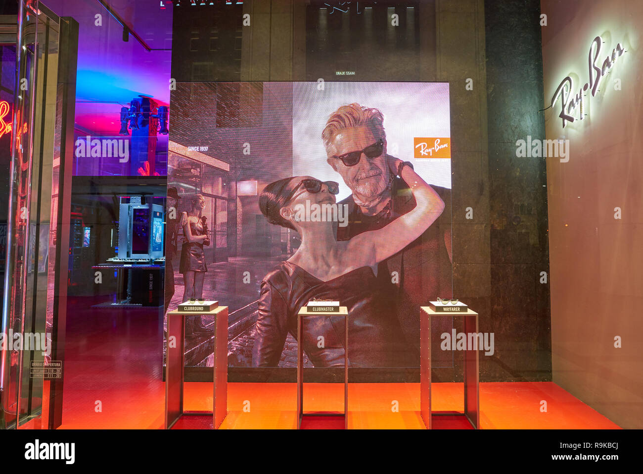 MILAN, ITALY - CIRCA NOVEMBER, 2017: display window at Ray-Ban shop in  Milan. Ray-Ban is a brand of sunglasses and eyeglasses Stock Photo - Alamy