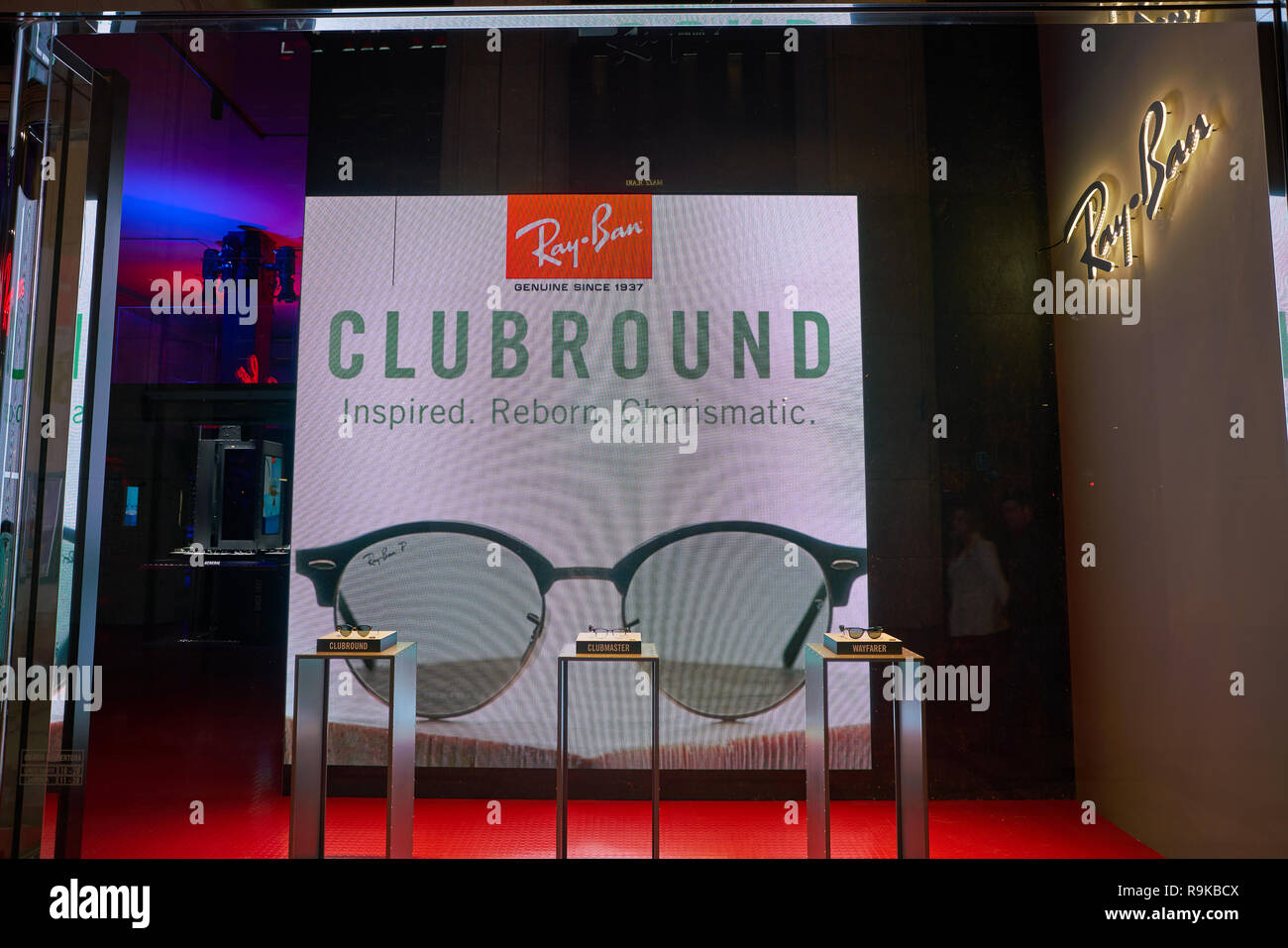 MILAN, ITALY - CIRCA NOVEMBER, 2017: display window at Ray-Ban shop in  Milan. Ray-Ban is a brand of sunglasses and eyeglasses Stock Photo - Alamy