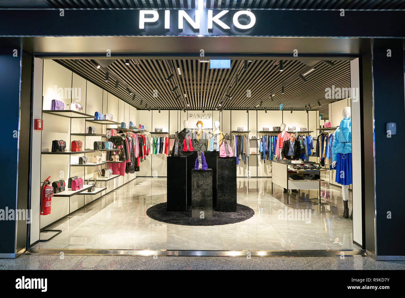 Intensief Tijdig ten tweede ROME, ITALY - CIRCA NOVEMBER, 2017: interior shot of a Pinko store in  Fiumicino International Airport Stock Photo - Alamy