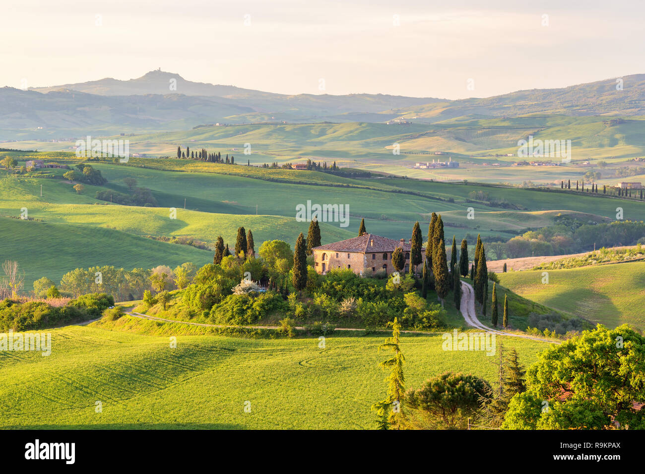 Tuscany house on hill hi-res stock photography and images - Alamy