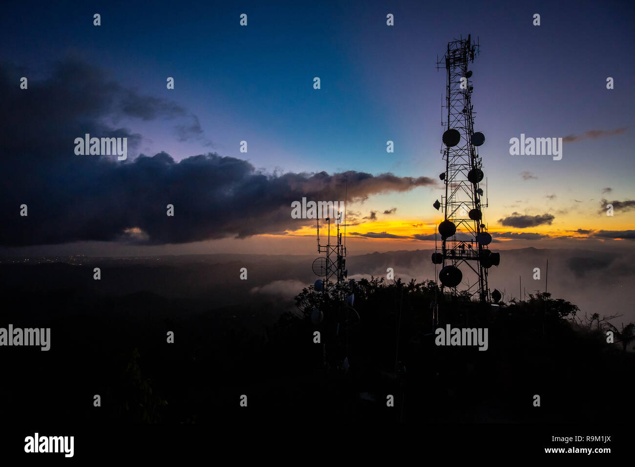 Radio transmitting towers antennas hires stock photography and images