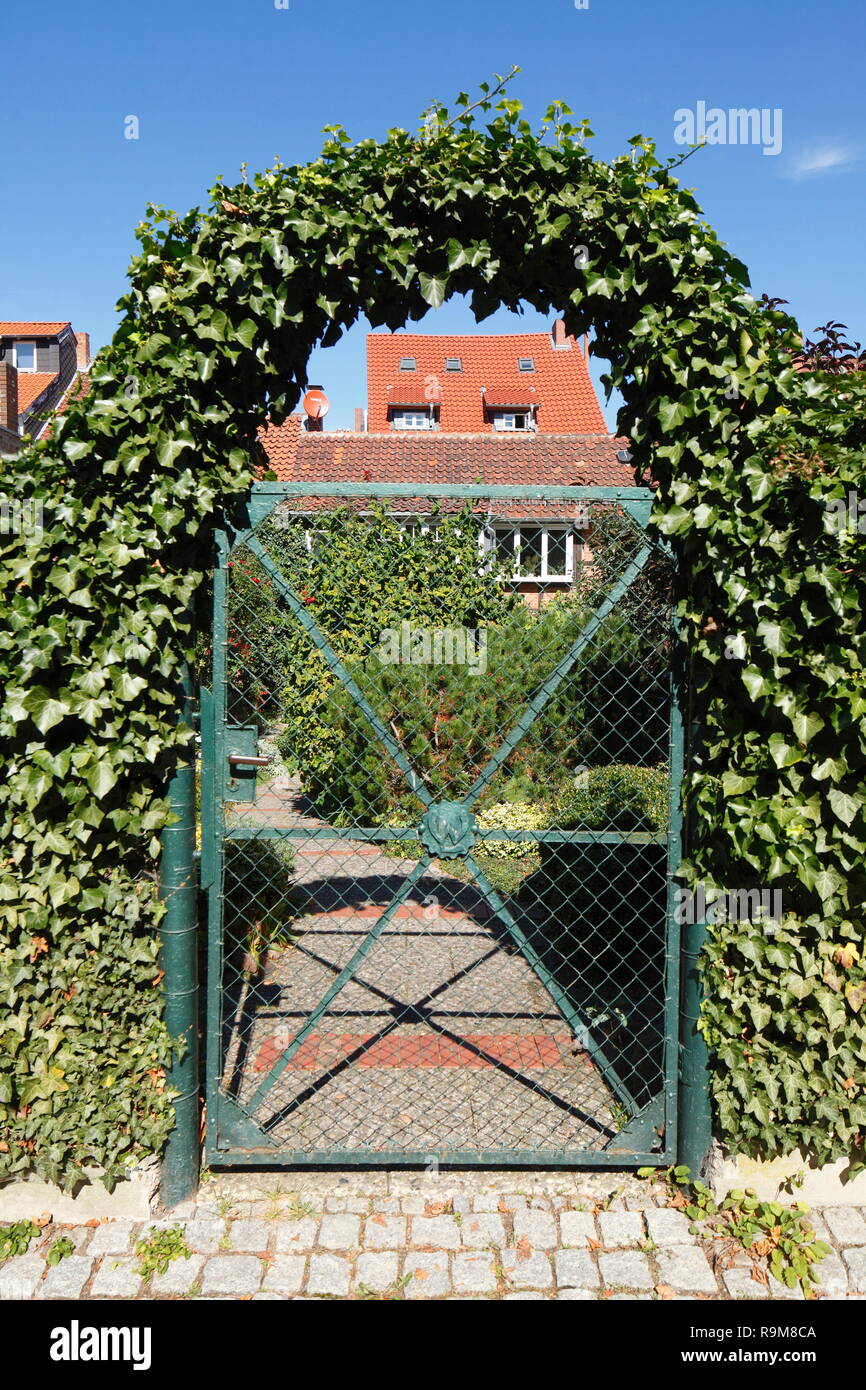 Gate, garden gate, garden, historic half-timbered houses, old town, Hildesheim, Lower Saxony, Germany, Europe  I Tor, Gartentor, Garten, Historische F Stock Photo