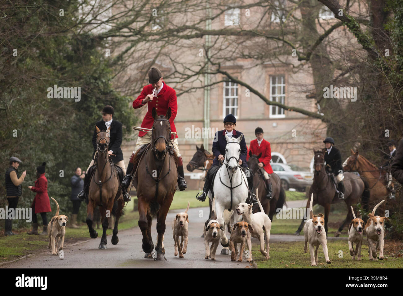 Members of the Albrighton & Woodland Hunt gather at Hagley Hall near Stourbidge in the West Midlands for the boxing Day hunt. Stock Photo
