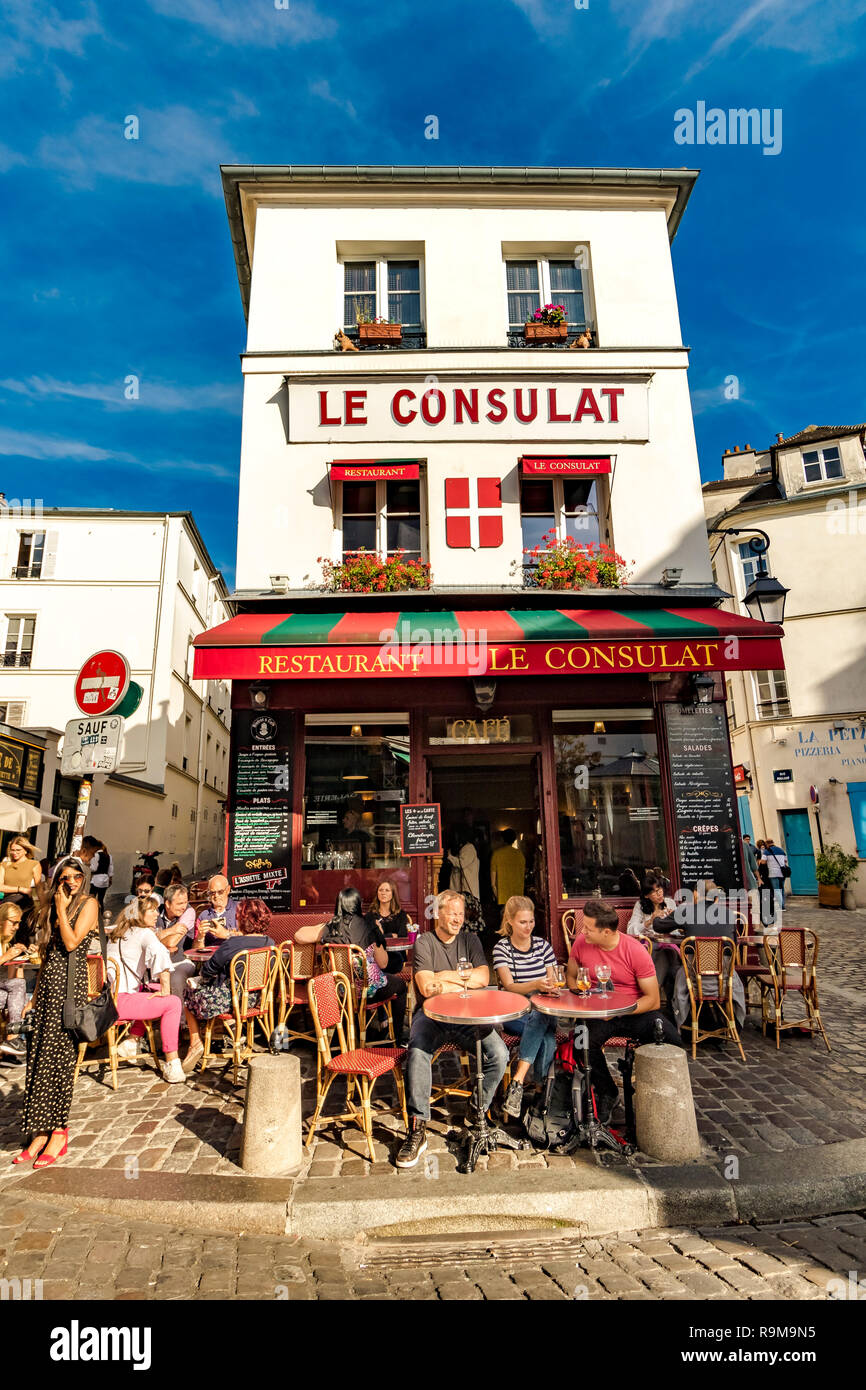 Visitors enjoying lunch sitting outside Le Consulat restaurant  a restaurant and bistro on rue Norvins in the Heart of Montmartre , Paris, France Stock Photo