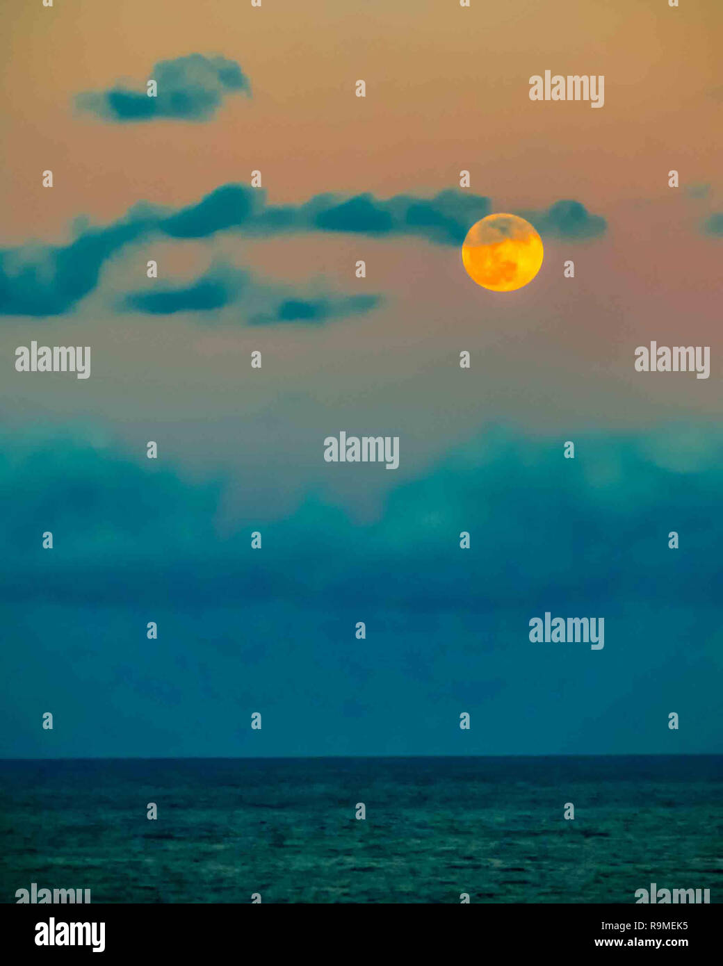 Full Moon Over Atlantic Ocean High Resolution Stock Photography And Images Alamy