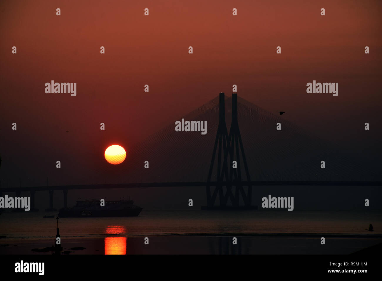 Mumbai, India. 25 December, 2018. Sunset in the backdrop of Bandra-Worli Sea link bridge in Mumbai. Azhar Khan/Alamy Live News Stock Photo