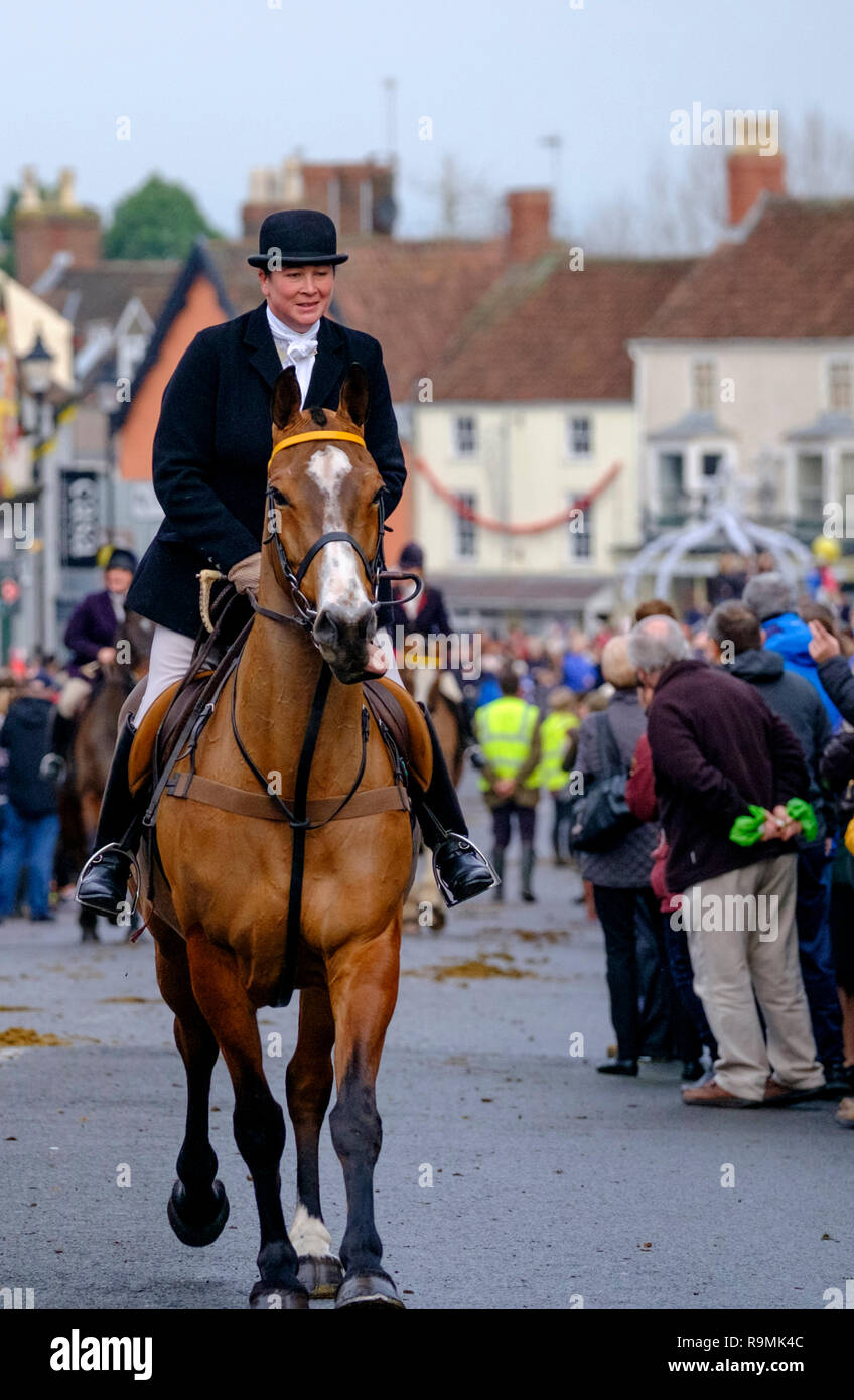 Thornbury, Gloucestershire, UK. 26th Dec 2018. The Berkeley Hunt meet in Thornbury for the annual Boxing Day Meet. The ever popular Christmas tradition draws in the crowds to see the spectacle of the Berkely Hunt galloping with hounds through Thornbury High St. ©Alamy Live News / Mr Standfast Credit: Mr Standfast/Alamy Live News Stock Photo