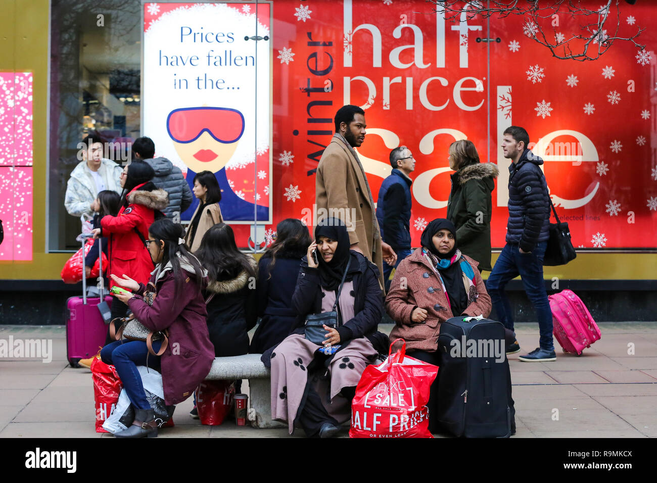 Oxford Street London Uk 26 Dec 2018 Tens Of Thousands Of Shoppers Take Advantage Of Post