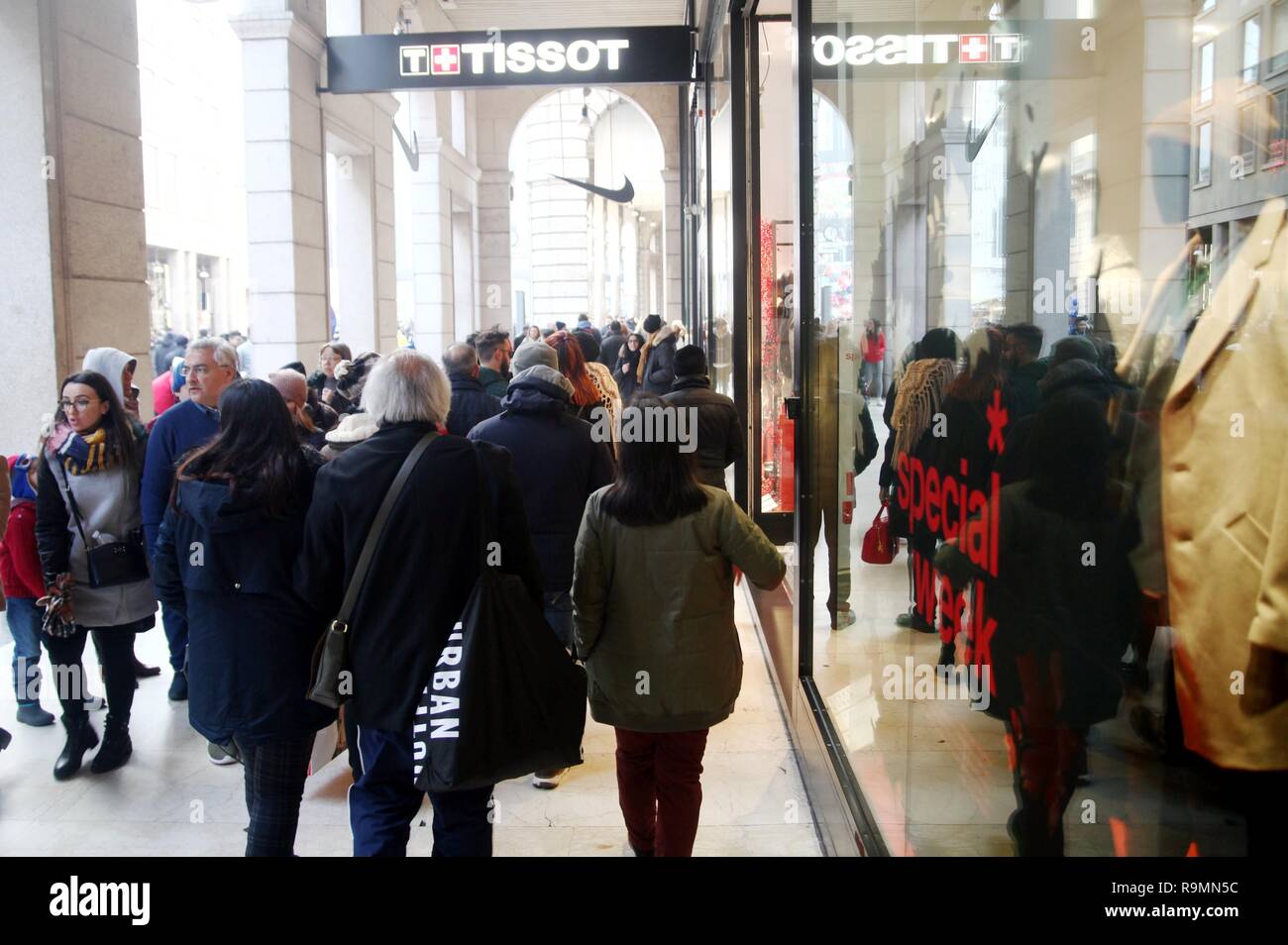 Foto LaPresse - Vince Paolo Gerace 26/12 /2018  - Milano (MI)   Cronaca  Gente in centro feste Santo Stefano  Nella foto Gente in Corso Vittorio Emanuele  in occasione delle festivit&#xe0; di Santo Stefano Stock Photo