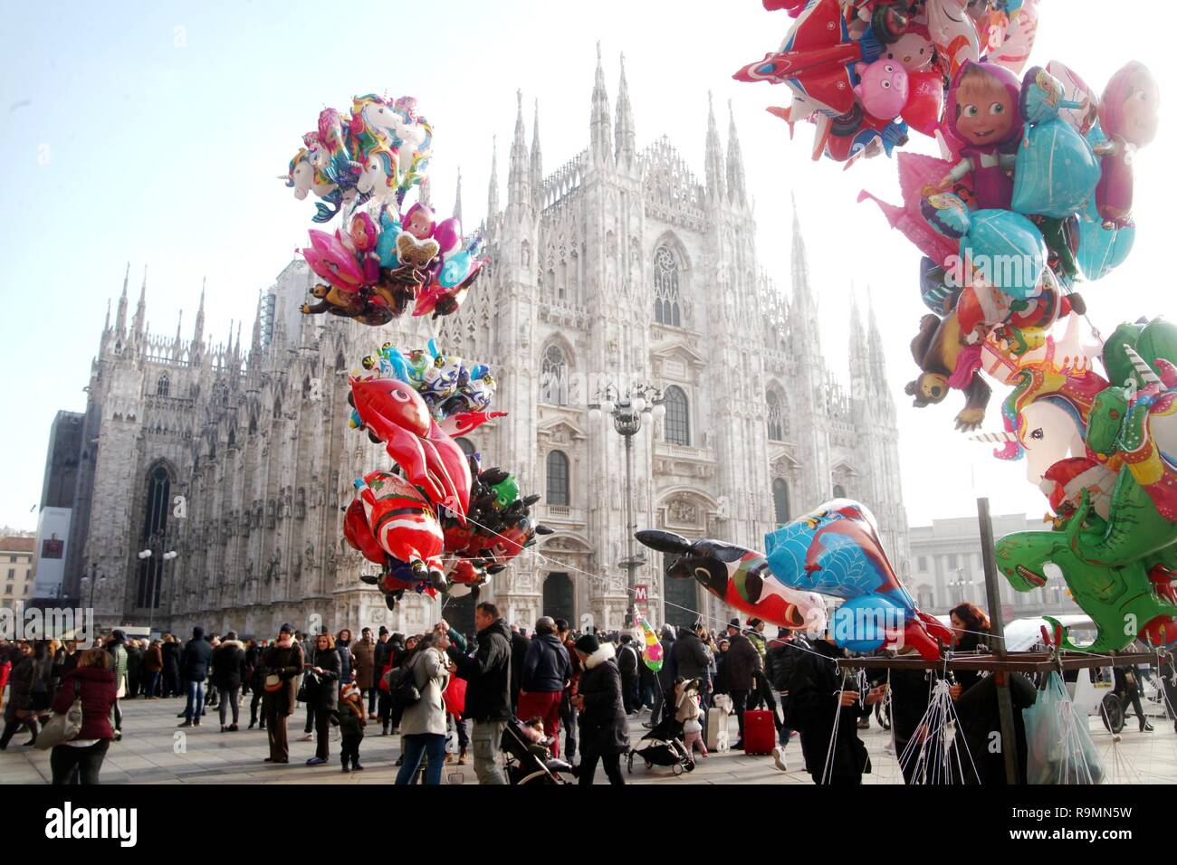 Foto LaPresse - Vince Paolo Gerace 26/12 /2018  - Milano (MI)   Cronaca  Gente in centro feste Santo Stefano  Nella foto Gente in Piazza Duomo in occasione delle festivit&#xe0; di Santo Stefano Stock Photo