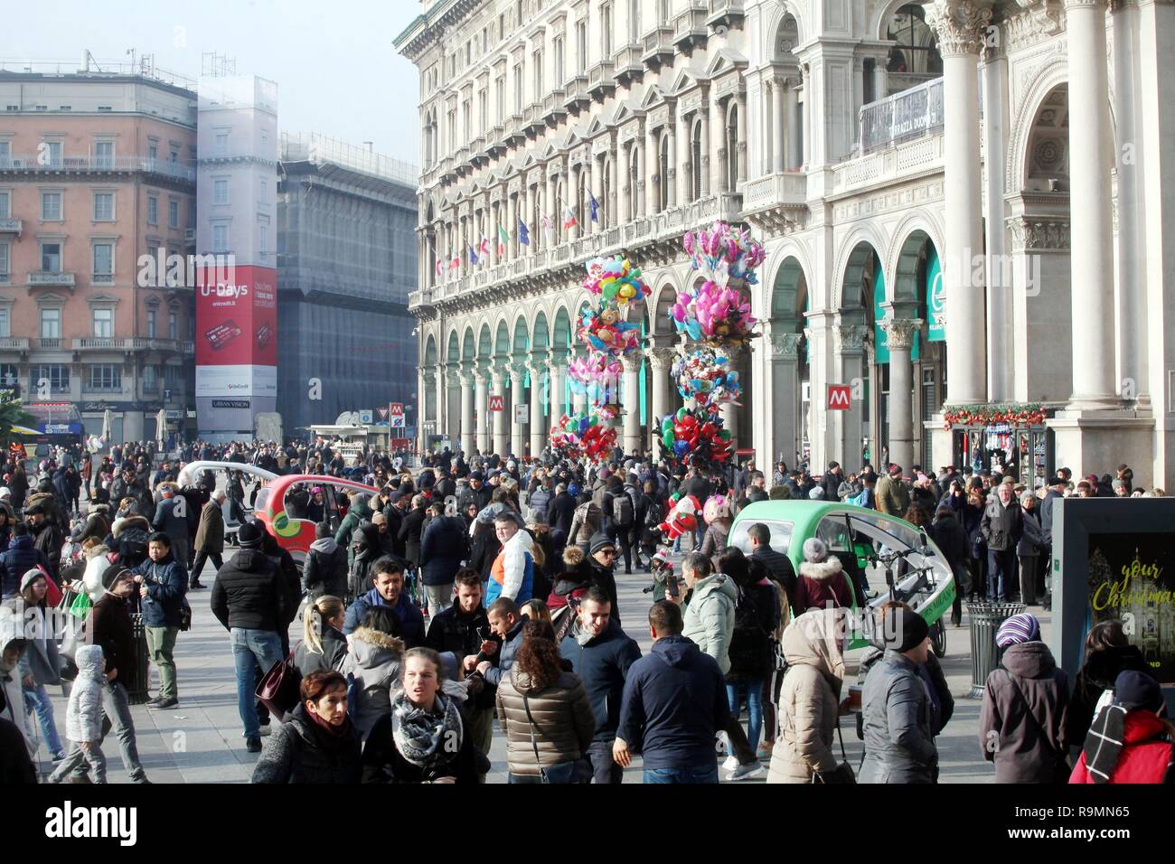 Foto LaPresse - Vince Paolo Gerace 26/12 /2018  - Milano (MI)   Cronaca  Gente in centro feste Santo Stefano  Nella foto Gente in Piazza Duomo in occasione delle festivit&#xe0; di Santo Stefano Stock Photo